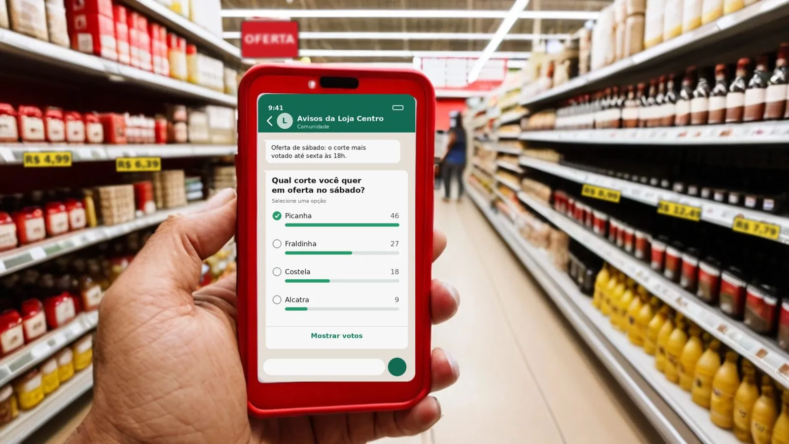 Mão segurando um celular no corredor de um supermercado, com uma enquete sobre qual corte de carne entra em oferta no sábado aberta na tela.