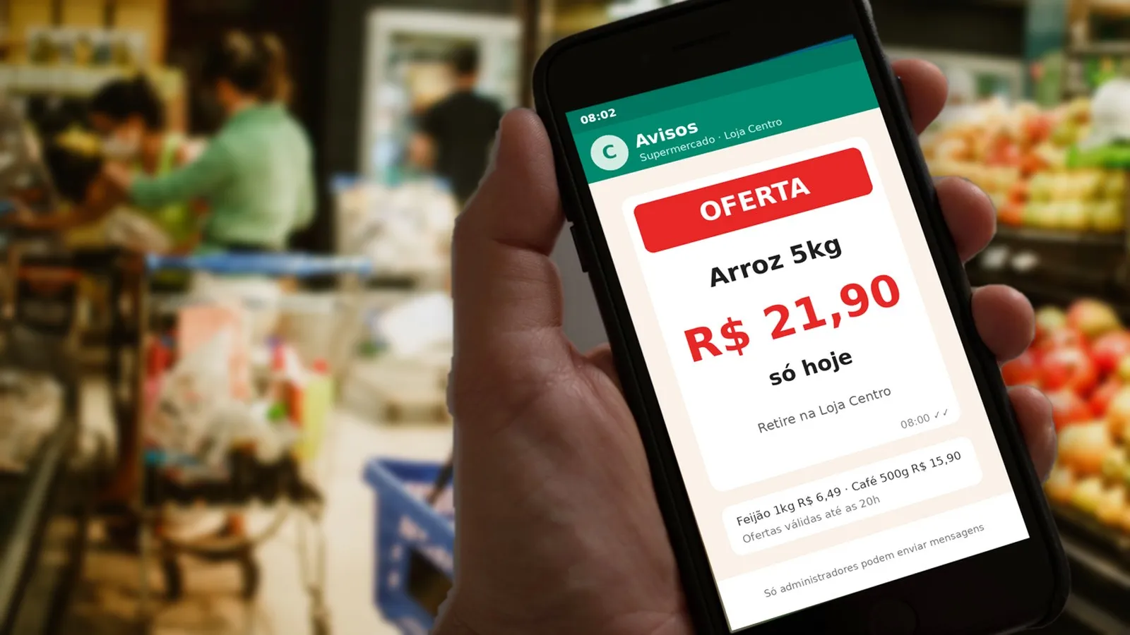 Mão segurando celular com oferta de arroz nos avisos da comunidade do supermercado